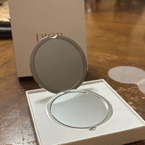 Dior Pink and White Mirrored Compact - Picture 4 of 6